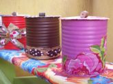 Latas com acabamento de tecido e folhas de bananeira